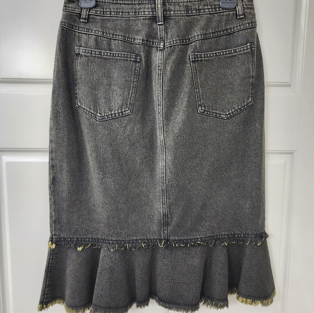 *Newport News Women's Black Denim Mermaid Skirt W/ Yellow Threading Size 8* - Picture 3 of 6
